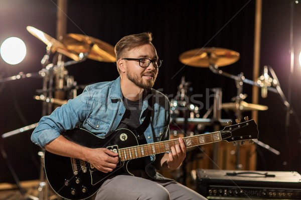 Uomo giocare chitarra studio prova musica Foto d'archivio © dolgachov