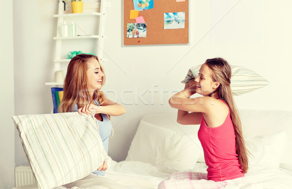 Mutlu genç kız arkadaşlar kavga ev Stok fotoğraf © dolgachov