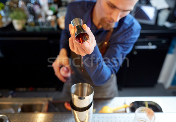 Barkeeper Schüttler Cocktail bar Getränke Menschen Stock foto © dolgachov