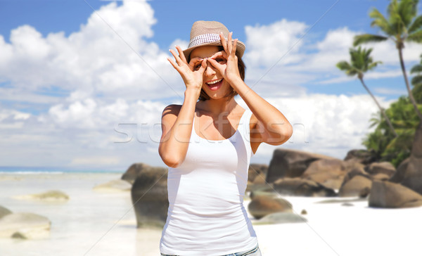 Boldog fiatal nő kalap nyár tengerpart ünnepek Stock fotó © dolgachov