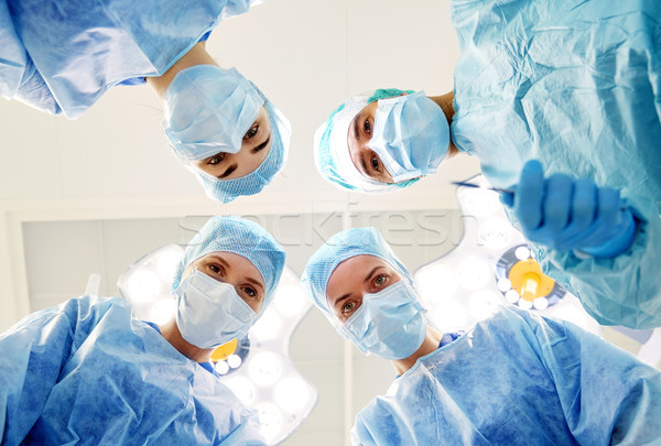 Foto stock: Grupo · cirurgiões · sala · de · operação · hospital · cirurgia · medicina