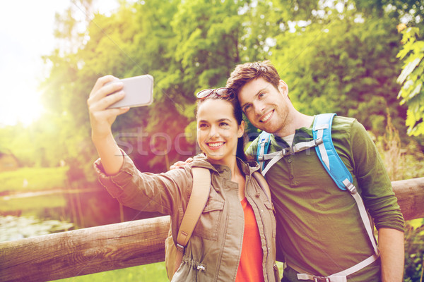 Cuplu smartphone călători Drumeţii turism Imagine de stoc © dolgachov