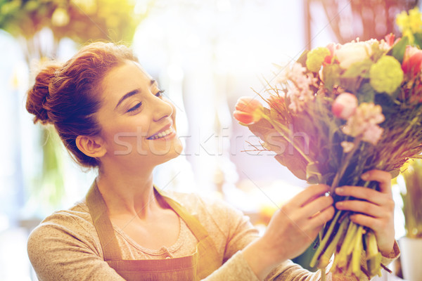 Uśmiechnięty kwiaciarz kobieta kwiaciarnia Zdjęcia stock © dolgachov