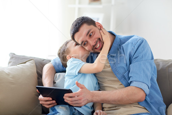 Vater-Sohn spielen home Familie Vaterschaft Stock foto © dolgachov