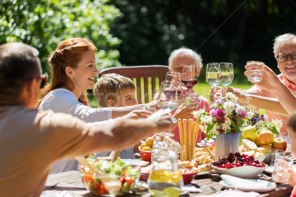 Foto stock: Família · feliz · jantar · verão · festa · no · jardim · lazer · férias