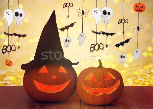 Stock foto: Kürbisse · Hexenhut · Halloween · Girlande · Feiertage · Dekoration