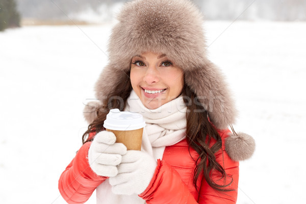 Fericit femeie iarnă blană pălărie cafea Imagine de stoc © dolgachov