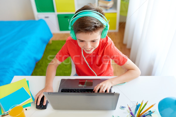 Stockfoto: Jongen · hoofdtelefoon · spelen · video · game · laptop · technologie