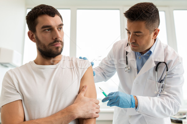 Patiënt arts spuit vaccinatie geneeskunde gezondheidszorg Stockfoto © dolgachov