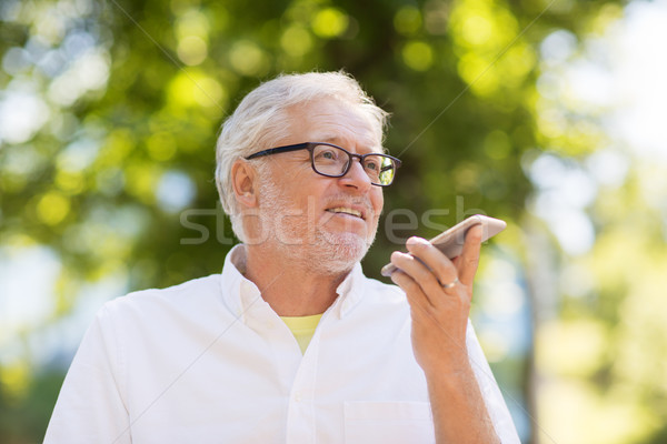 Oude man stem commando smartphone technologie Stockfoto © dolgachov