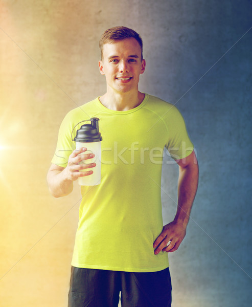 Gülen adam protein sallamak şişe spor Stok fotoğraf © dolgachov