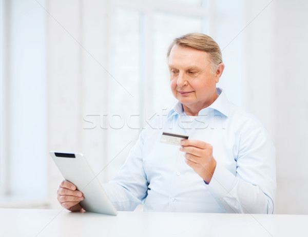 Oude man creditcard home business online Stockfoto © dolgachov