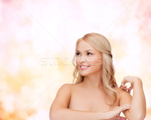 Femeie atingere umar piele sănătate frumuseţe Imagine de stoc © dolgachov