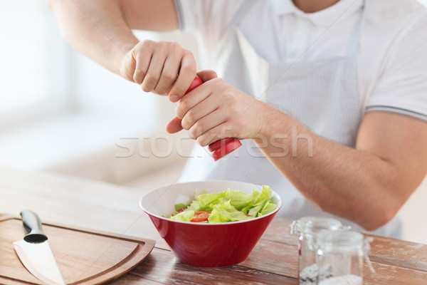 Stok fotoğraf: Erkek · eller · salata · tabağı · pişirme · ev