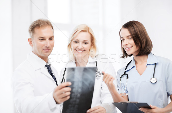 Medici uita Xray asistenţă medicală medical radiologie Imagine de stoc © dolgachov
