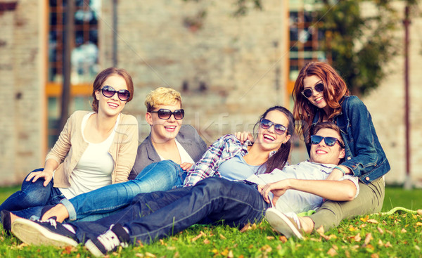 Grup Öğrenciler gençler asılı dışarı yaz Stok fotoğraf © dolgachov