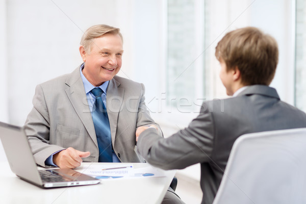 Foto stock: Homem · moço · aperto · de · mãos · escritório · negócio