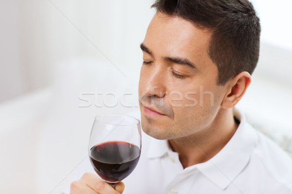 Feliz homem potável vinho tinto vidro casa Foto stock © dolgachov