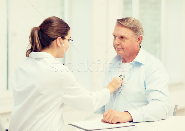Kobiet lekarza stary słuchania bicie serca opieki zdrowotnej Zdjęcia stock © dolgachov
