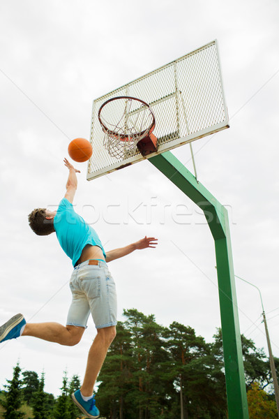 молодым человеком играет баскетбол улице спорт игры Сток-фото © dolgachov