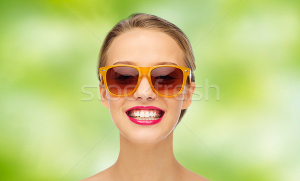 Heureux jeune femme lunettes de soleil rose rouge à lèvres beauté Photo stock © dolgachov