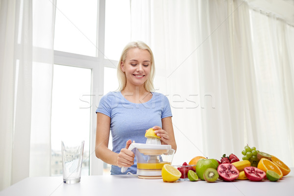 Mosolygó nő gyümölcslé otthon egészséges étkezés vegetáriánus étel diétázás Stock fotó © dolgachov