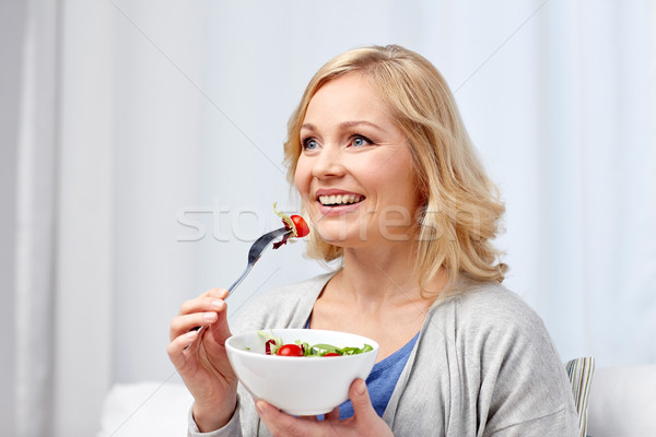 ストックフォト: 笑みを浮かべて · 食べ · サラダ · ホーム · 健康的な食事