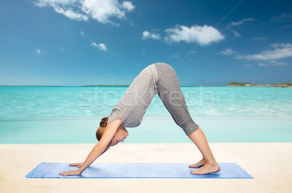 Vrouw yoga hond pose fitness Stockfoto © dolgachov