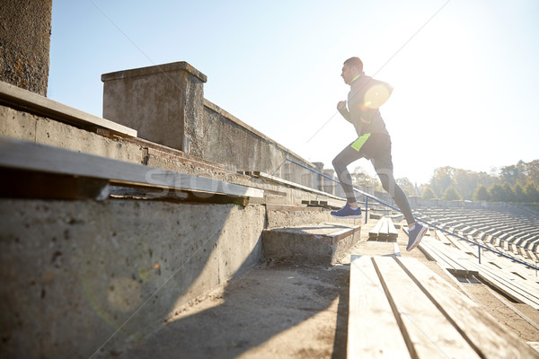 Feliz moço corrida em cima estádio fitness Foto stock © dolgachov