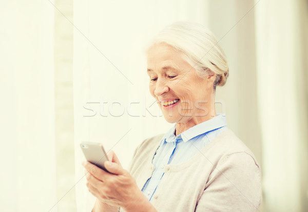 [[stock_photo]]: Supérieurs · femme · smartphone · maison · technologie