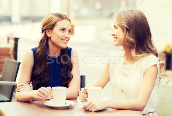 Stockfoto: Glimlachend · jonge · vrouwen · koffiekopjes · cafe · communicatie · vriendschap