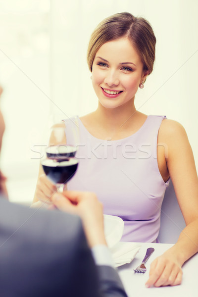 Młoda kobieta patrząc chłopak mąż restauracji para Zdjęcia stock © dolgachov