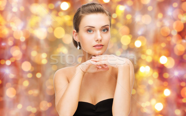 Belle femme bague en diamant boucles d'oreilles beauté luxe personnes Photo stock © dolgachov