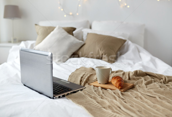 Stockfoto: Laptop · koffie · croissant · bed · gezellig · home