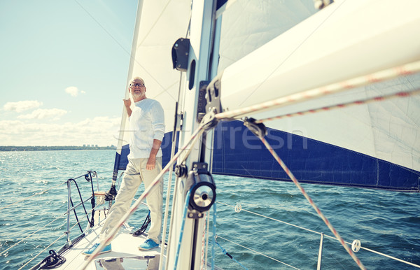Foto stock: Senior · homem · velejar · barco · iate · navegação
