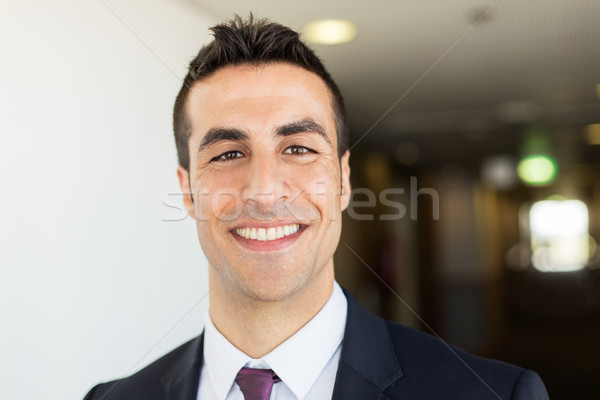 üzletember öltöny hotel folyosó üzletemberek boldog Stock fotó © dolgachov