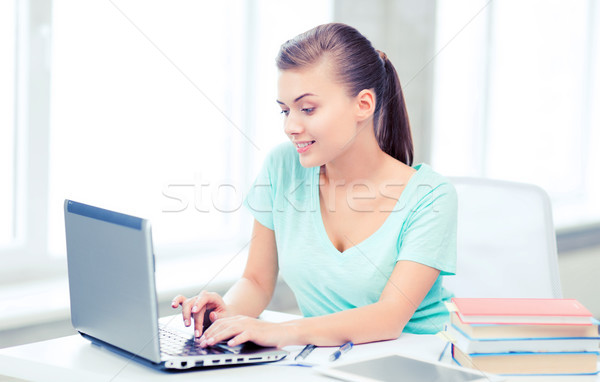 Stockfoto: Glimlachend · student · meisje · laptop · onderwijs · technologie