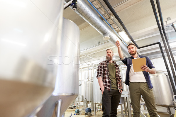 Uomini appunti fabbrica di birra birra impianto uomini d'affari Foto d'archivio © dolgachov