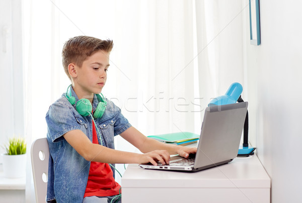 Chłopca słuchawki wpisując laptop domu technologii Zdjęcia stock © dolgachov