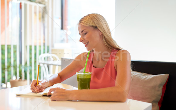 Mulher beber escrita caderno restaurante pessoas Foto stock © dolgachov