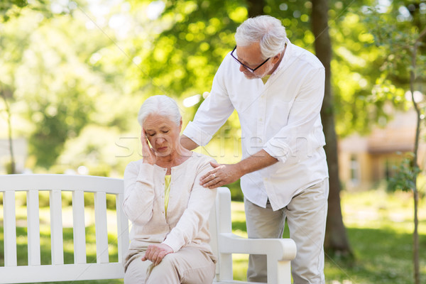 Foto stock: Senior · mulher · sofrimento · dor · de · cabeça · ao · ar · livre · saúde