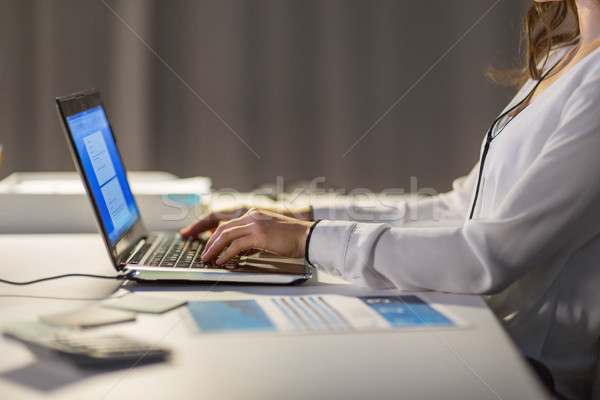Femeie de afaceri laptop lucru noapte birou afaceri Imagine de stoc © dolgachov
