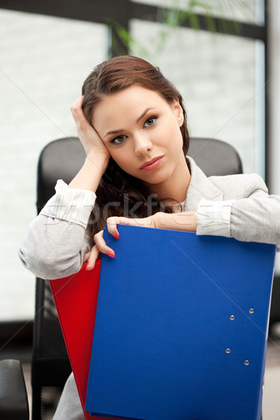 Foto stock: Jóvenes · mujer · de · negocios · carpetas · sesión · silla · Foto