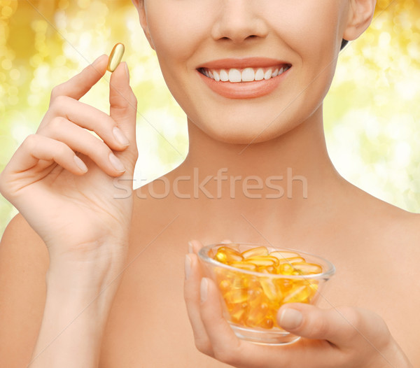 Femeie frumoasa omega 3 vitamine asistenţă medicală frumuseţe fată Imagine de stoc © dolgachov