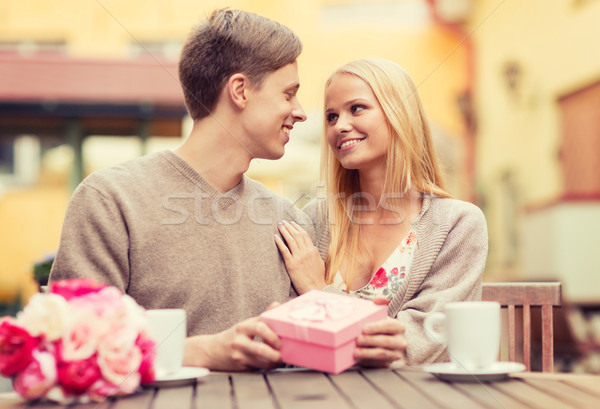 Stock foto: Romantischen · glücklich · Paar · Geschenk · Kaffeehaus · Sommer