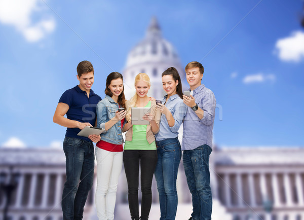 Foto stock: Sorridente · estudantes · smartphones · educação · moderno