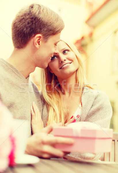 Stockfoto: Romantische · gelukkig · paar · geschenk · cafe · zomer