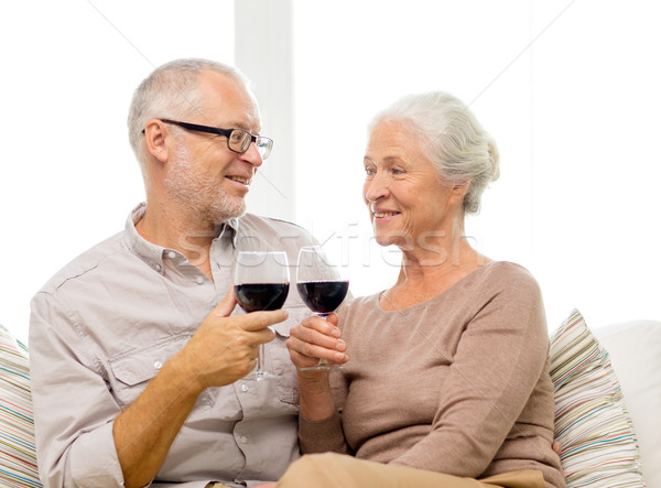 Feliz casal de idosos óculos vinho tinto família férias Foto stock © dolgachov
