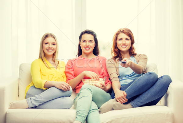 üç gülen genç kız izlerken tv ev Stok fotoğraf © dolgachov