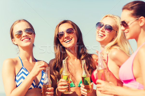 Grupo sorridente mulheres jovens potável praia férias de verão Foto stock © dolgachov